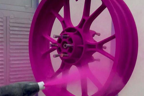 peinture-en-cabine-jantes-moto-couleur-metal