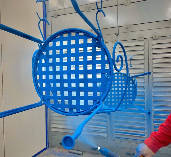 peinture-thermolaquee-en-cabine-chaises-jardin-couleur-metal-orleans